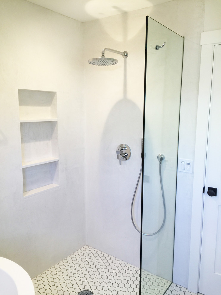 Mittelgroßes Landhaus Badezimmer En Suite mit japanischer Badewanne, Nasszelle und Porzellan-Bodenfliesen in Santa Barbara