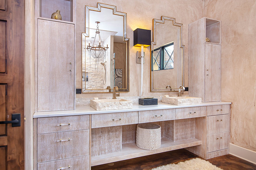 Esempio di una grande stanza da bagno rustica con ante lisce, ante in legno chiaro, top in granito e top bianco