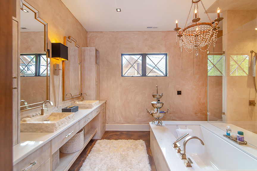 Großes Rustikales Badezimmer mit flächenbündigen Schrankfronten, hellen Holzschränken, Granit-Waschbecken/Waschtisch und weißer Waschtischplatte in Charlotte