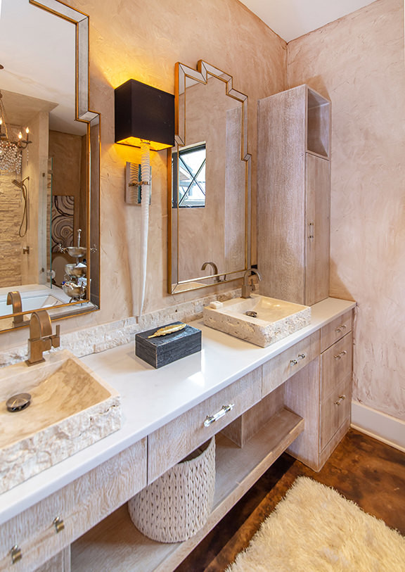 На фото: большая ванная комната в стиле рустика с плоскими фасадами, светлыми деревянными фасадами, столешницей из гранита и белой столешницей с