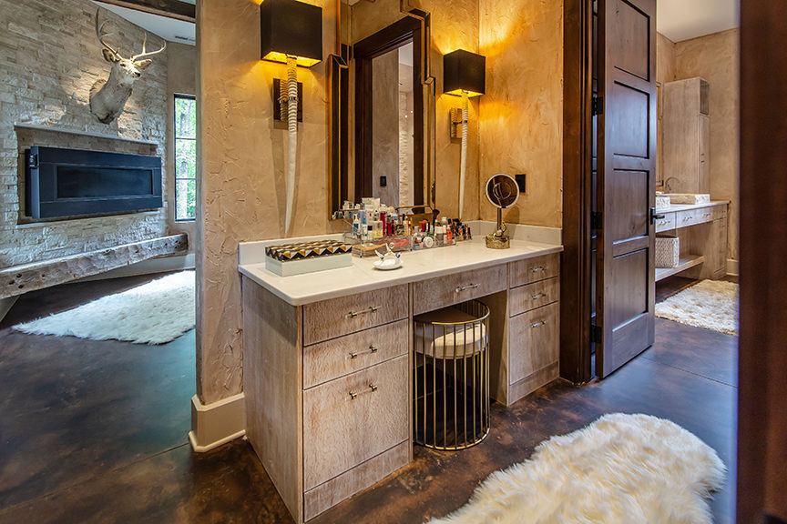 Cette photo montre une grande salle de bain montagne en bois clair avec un placard à porte plane, un plan de toilette en granite et un plan de toilette blanc.