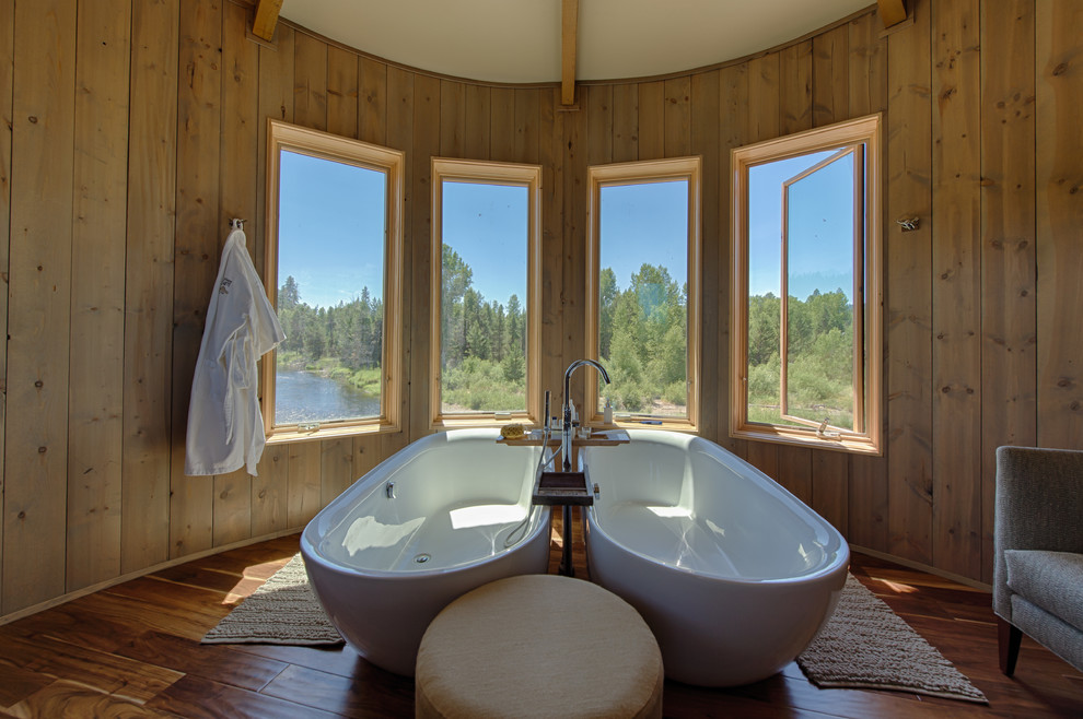 Modelo de cuarto de baño rústico de tamaño medio con bañera exenta, paredes marrones y suelo de madera en tonos medios