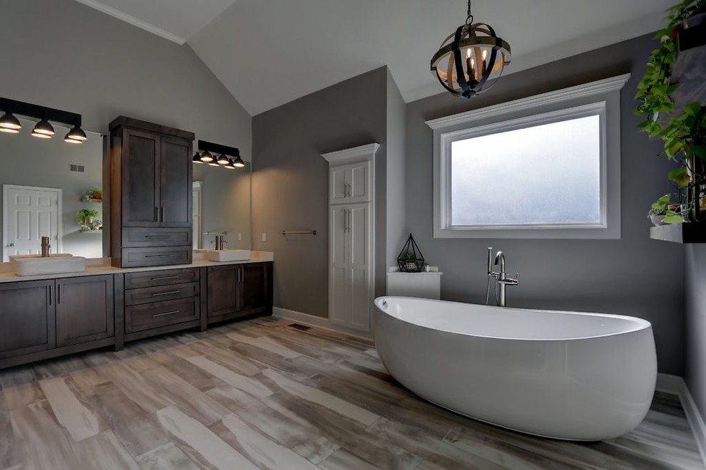 Foto di una stanza da bagno padronale rustica con ante in stile shaker, ante nere, vasca freestanding, pavimento con piastrelle in ceramica, lavabo a bacinella e top in quarzo composito