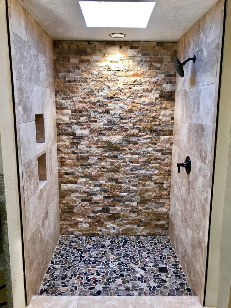 Пример оригинального дизайна: главная ванная комната среднего размера в стиле модернизм с открытыми фасадами, темными деревянными фасадами, душем в нише, бежевой плиткой, каменной плиткой, бежевыми стенами, бетонным полом, столешницей из дерева, коричневым полом, душем с раздвижными дверями и коричневой столешницей