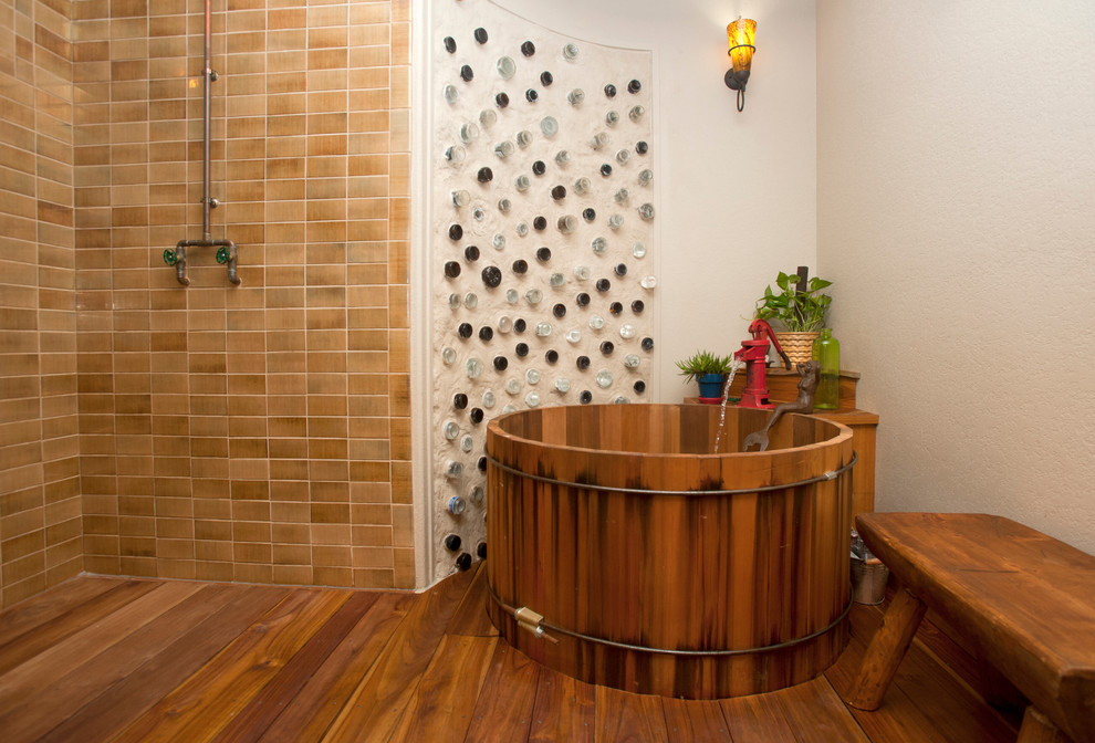 Idée de décoration pour une salle de bain chalet avec une baignoire indépendante, une douche ouverte, un carrelage beige et aucune cabine.