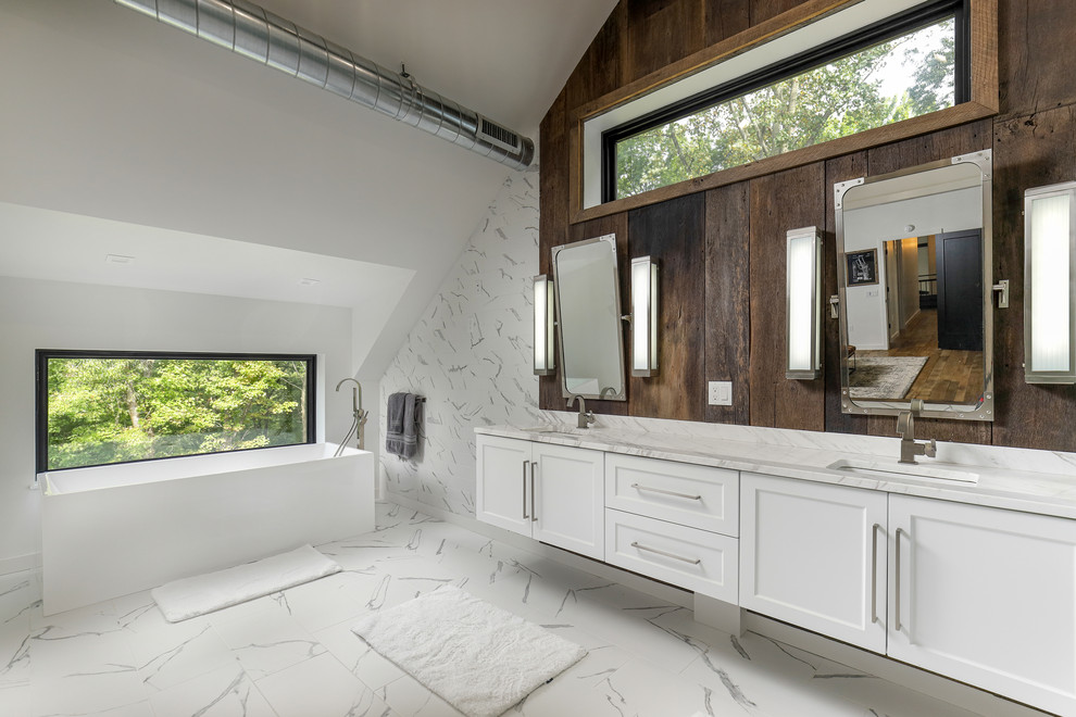 Пример оригинального дизайна: большая главная ванная комната в стиле рустика с белыми фасадами, отдельно стоящей ванной, белой плиткой, белыми стенами, врезной раковиной, белым полом, белой столешницей, фасадами в стиле шейкер и тумбой под две раковины