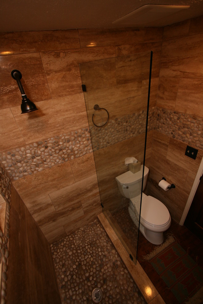 Imagen de cuarto de baño actual con sanitario de una pieza, baldosas y/o azulejos marrones y baldosas y/o azulejos de piedra