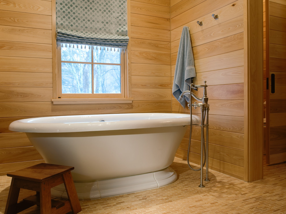 Cette photo montre un grand sauna asiatique en bois clair avec un lavabo encastré, un placard à porte plane, un plan de toilette en granite, une baignoire indépendante, WC à poser, un carrelage beige, mosaïque, un mur marron et un sol en carrelage de terre cuite.