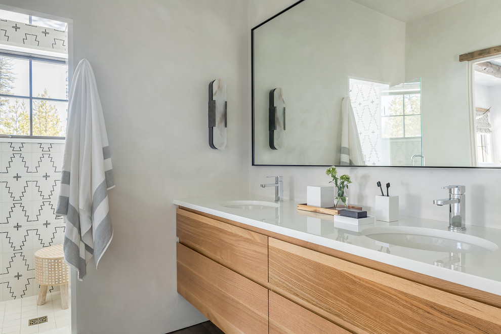 Стильный дизайн: ванная комната в современном стиле с плоскими фасадами, фасадами цвета дерева среднего тона, душем без бортиков, белой плиткой, белыми стенами, врезной раковиной, открытым душем и белой столешницей - последний тренд