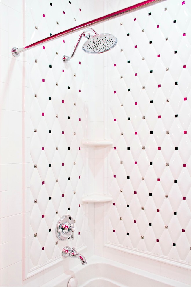 他の地域にある中くらいなコンテンポラリースタイルのおしゃれな浴室 (シャワー付き浴槽	、白いタイル、ガラスタイル) の写真