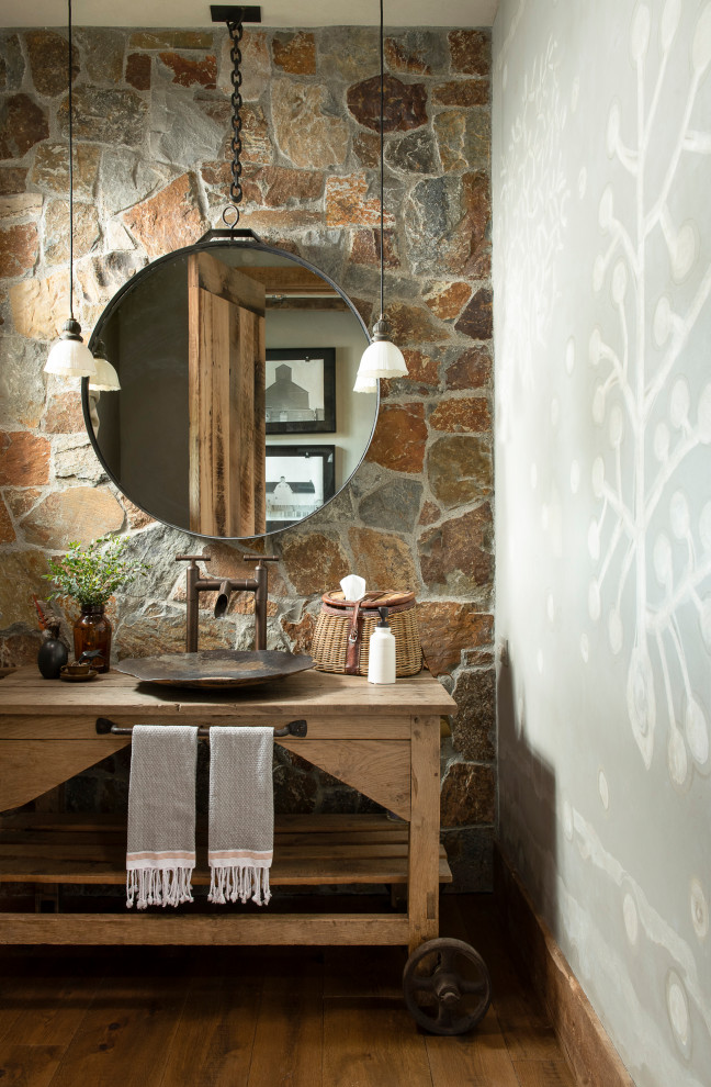Immagine di una stanza da bagno rustica con ante in legno chiaro, pavimento in legno massello medio, lavabo a bacinella, top in legno e nessun'anta
