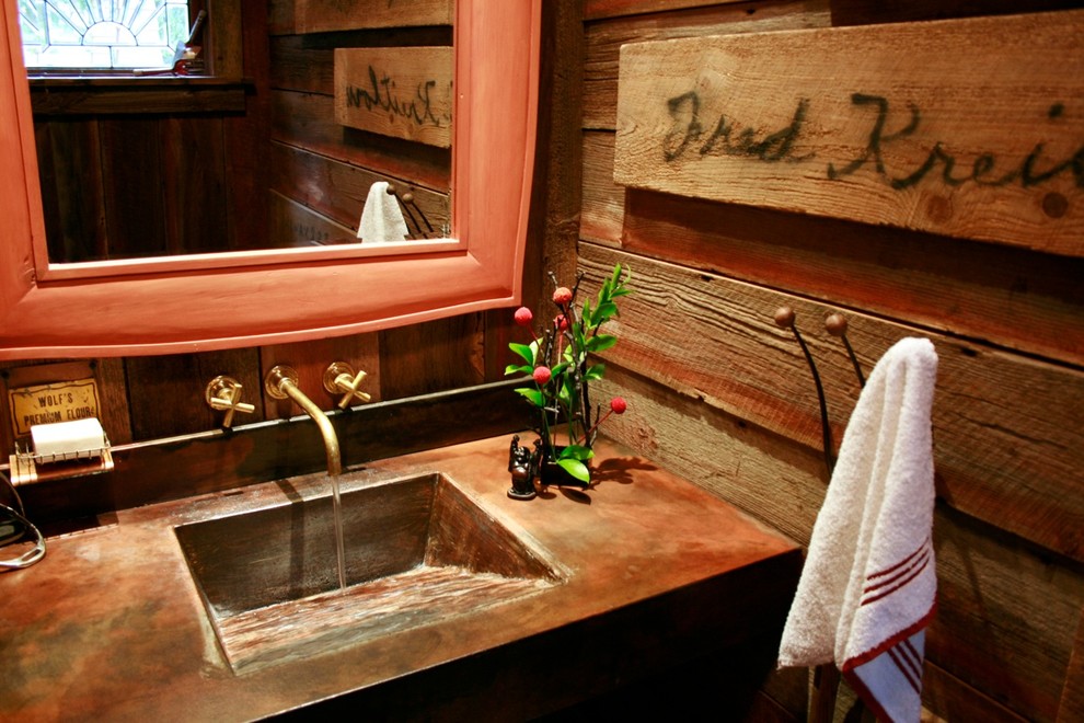 На фото: ванная комната среднего размера в стиле рустика с монолитной раковиной, фасадами с утопленной филенкой, темными деревянными фасадами, столешницей из меди, раздельным унитазом, коричневыми стенами и душевой кабиной с