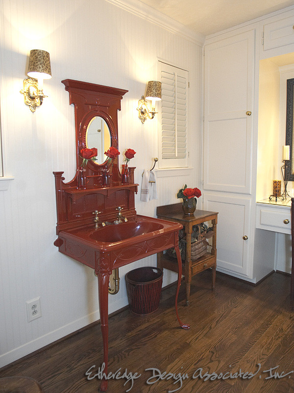 Idéer för att renovera ett mellanstort rustikt en-suite badrum, med skåp i shakerstil, vita skåp, porslinskakel, mörkt trägolv och ett väggmonterat handfat