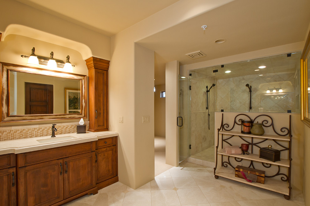 Exemple d'une grande salle de bain montagne en bois foncé avec un lavabo encastré, un placard en trompe-l'oeil, un plan de toilette en granite, un bain bouillonnant, un carrelage multicolore et mosaïque.