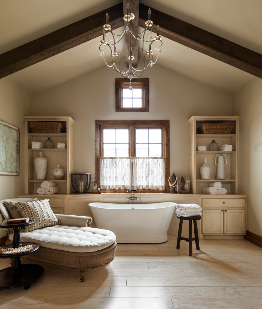 Rustik inredning av ett en-suite badrum, med öppna hyllor, beige skåp, ett fristående badkar och beige väggar