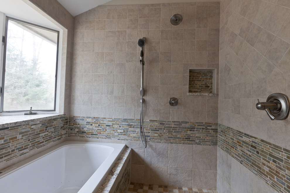 Exempel på ett mellanstort rustikt en-suite badrum, med ett undermonterad handfat, luckor med upphöjd panel, skåp i mellenmörkt trä, granitbänkskiva, ett platsbyggt badkar, en dubbeldusch, en toalettstol med separat cisternkåpa, flerfärgad kakel, stenkakel, beige väggar och klinkergolv i porslin