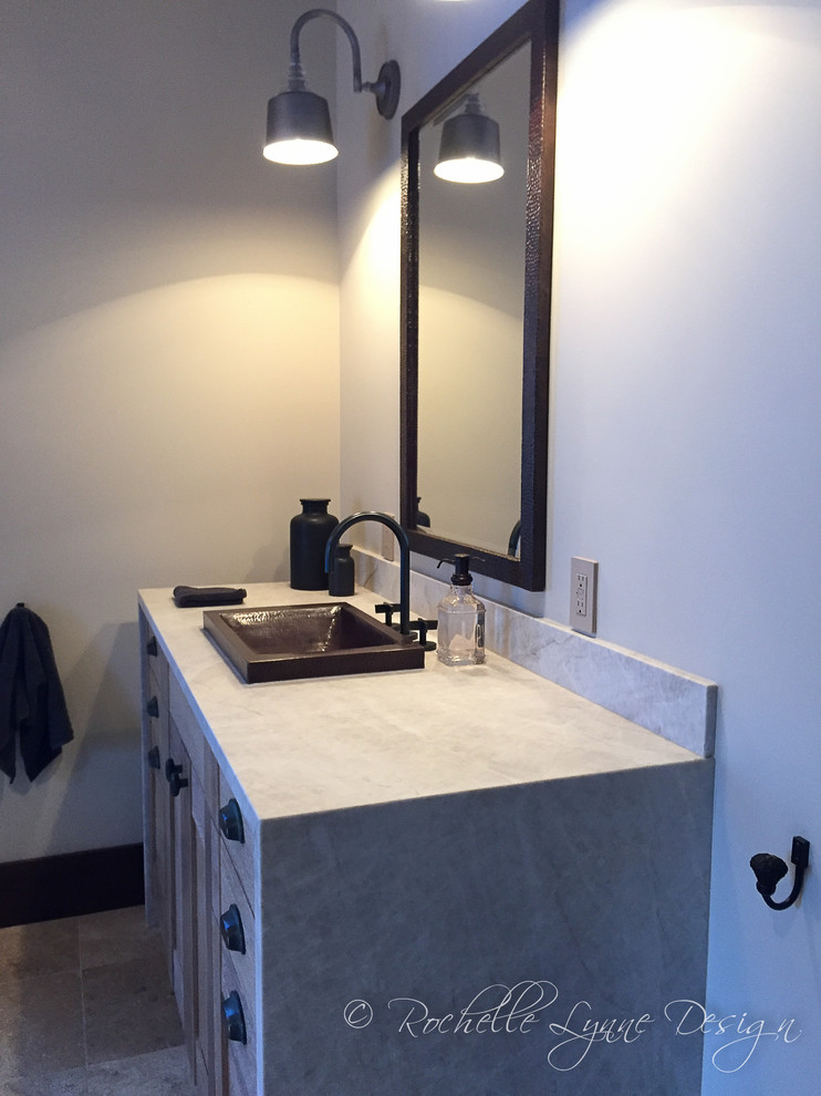 Modelo de cuarto de baño principal rústico extra grande con armarios estilo shaker, puertas de armario de madera clara, paredes beige, suelo de travertino, lavabo encastrado y encimera de granito