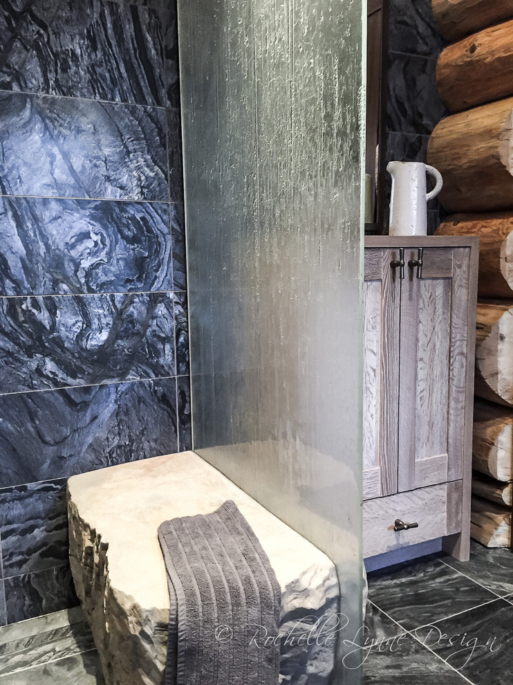 На фото: большая главная ванная комната в стиле рустика с фасадами в стиле шейкер, душем без бортиков и полом из сланца с