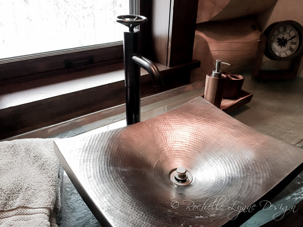 Стильный дизайн: огромная главная ванная комната в стиле рустика с плиткой из листового камня, настольной раковиной и стеклянной столешницей - последний тренд