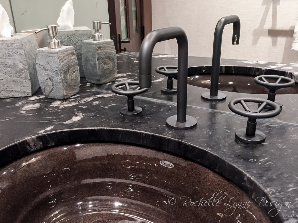 Foto di una stanza da bagno rustica di medie dimensioni con lavabo sottopiano e top in granito