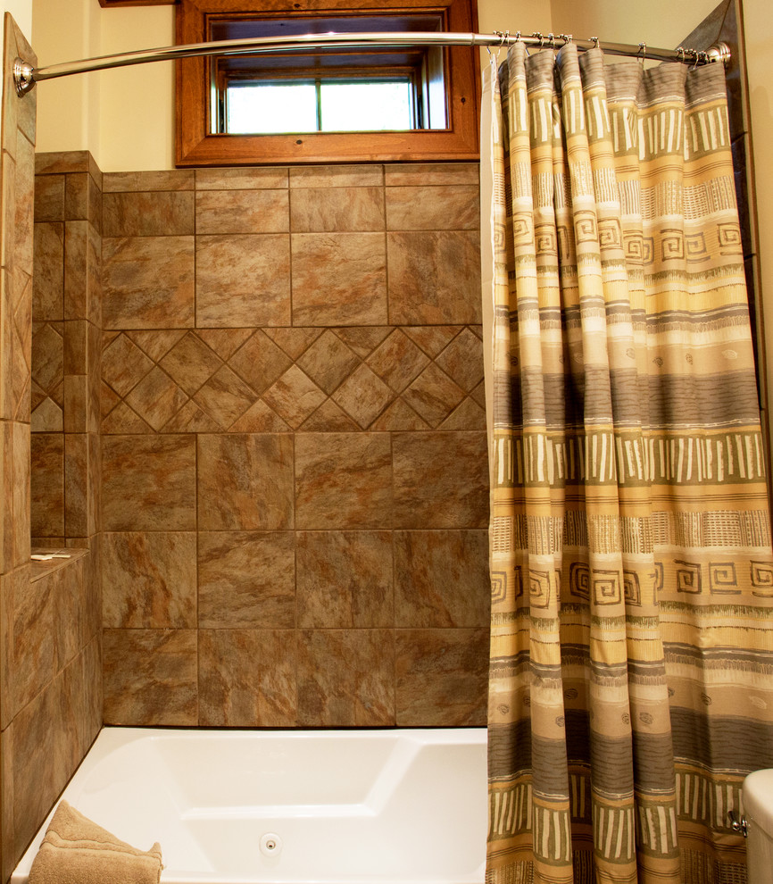 Mittelgroßes Uriges Duschbad mit Eckbadewanne, Duschbadewanne, braunen Fliesen, Keramikfliesen und gelber Wandfarbe in Sonstige