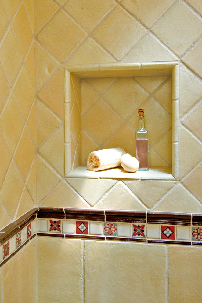 Esempio di una stanza da bagno con doccia rustica di medie dimensioni con piastrelle gialle e piastrelle in ceramica