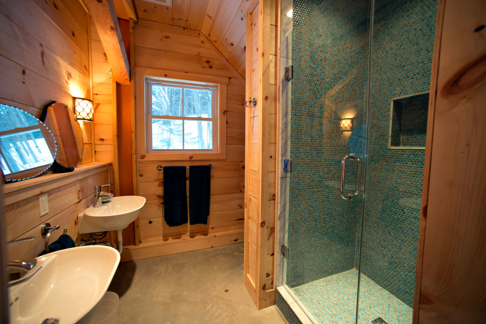 Exemple d'une salle d'eau montagne avec un lavabo suspendu et une cabine de douche à porte battante.