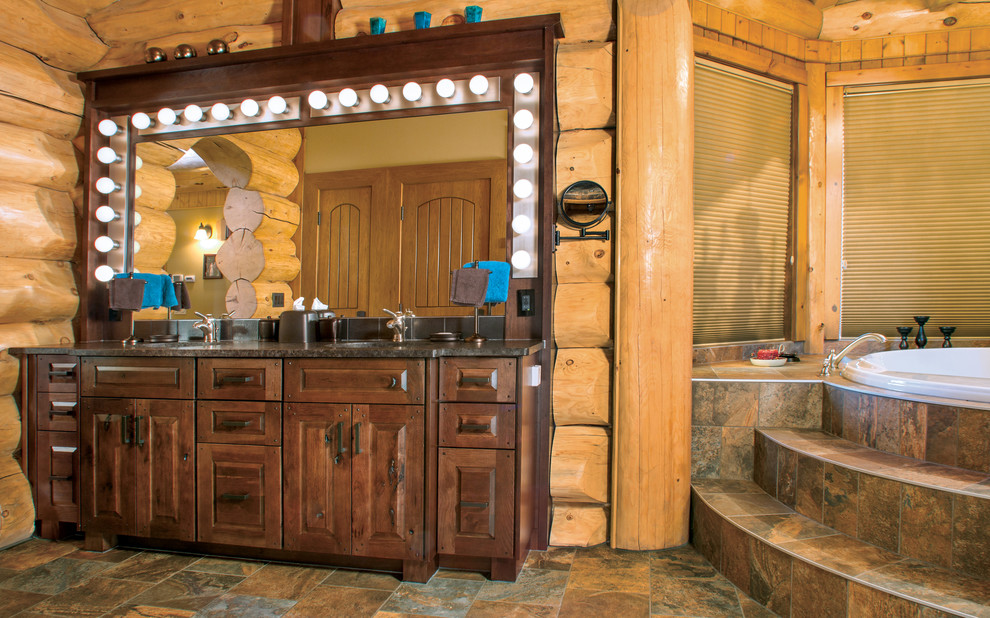 Свежая идея для дизайна: ванная комната в стиле рустика с фасадами островного типа, коричневыми фасадами и накладной ванной - отличное фото интерьера