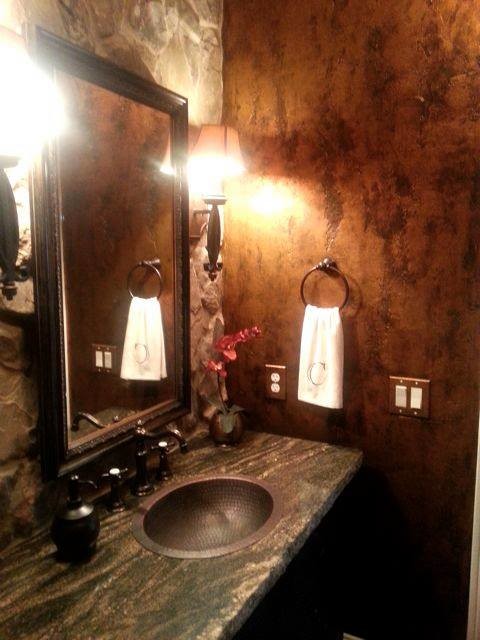 Inspiration för ett mellanstort rustikt toalett, med en toalettstol med separat cisternkåpa, flerfärgade väggar, möbel-liknande, skåp i mörkt trä, mörkt trägolv, ett nedsänkt handfat och granitbänkskiva