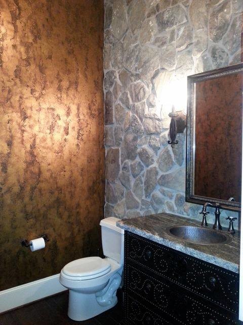 Foto di una stanza da bagno stile rurale di medie dimensioni con WC a due pezzi, pareti multicolore, consolle stile comò, ante in legno bruno, parquet scuro, lavabo da incasso e top in granito
