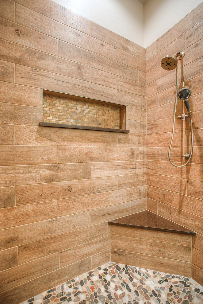 Exempel på ett mellanstort rustikt brun brunt badrum med dusch, med skåp i shakerstil, skåp i mellenmörkt trä, en dusch i en alkov, en toalettstol med separat cisternkåpa, brun kakel, keramikplattor, beige väggar, ljust trägolv, ett undermonterad handfat, bänkskiva i akrylsten, beiget golv och med dusch som är öppen