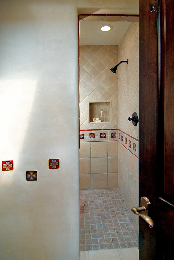 Modelo de cuarto de baño principal clásico de tamaño medio con bañera encastrada, ducha doble, baldosas y/o azulejos de cerámica, paredes blancas, suelo de mármol y baldosas y/o azulejos beige