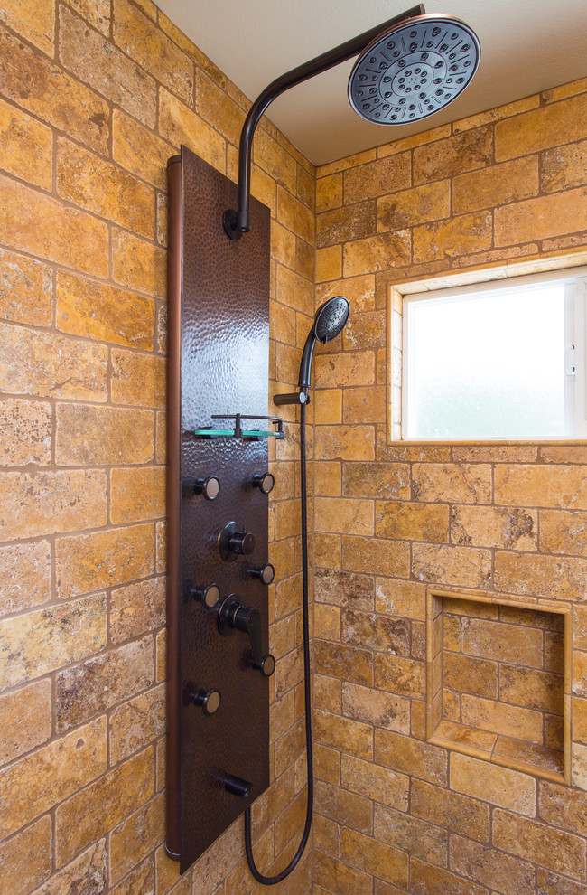 Свежая идея для дизайна: главная ванная комната среднего размера в стиле фьюжн с фасадами островного типа, искусственно-состаренными фасадами, душем без бортиков, раздельным унитазом, желтой плиткой, плиткой из травертина, бежевыми стенами, полом из травертина, настольной раковиной, столешницей из дерева, бежевым полом и душем с распашными дверями - отличное фото интерьера