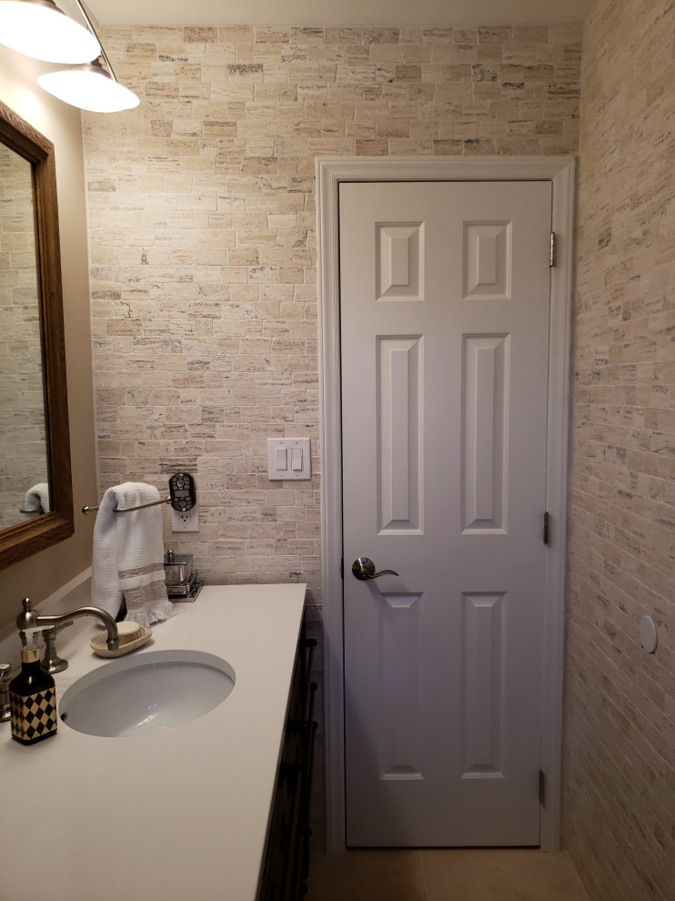 Ejemplo de cuarto de baño único rústico de tamaño medio con puertas de armario de madera oscura, baldosas y/o azulejos beige, baldosas y/o azulejos de piedra, paredes beige, aseo y ducha, encimera de cuarzo compacto y encimeras blancas