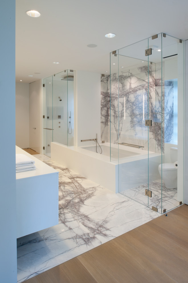 Пример оригинального дизайна: большая главная ванная комната в современном стиле с плоскими фасадами, белыми фасадами, мраморной столешницей, полновстраиваемой ванной, душем в нише, раздельным унитазом, белой плиткой, керамической плиткой, белыми стенами и мраморным полом