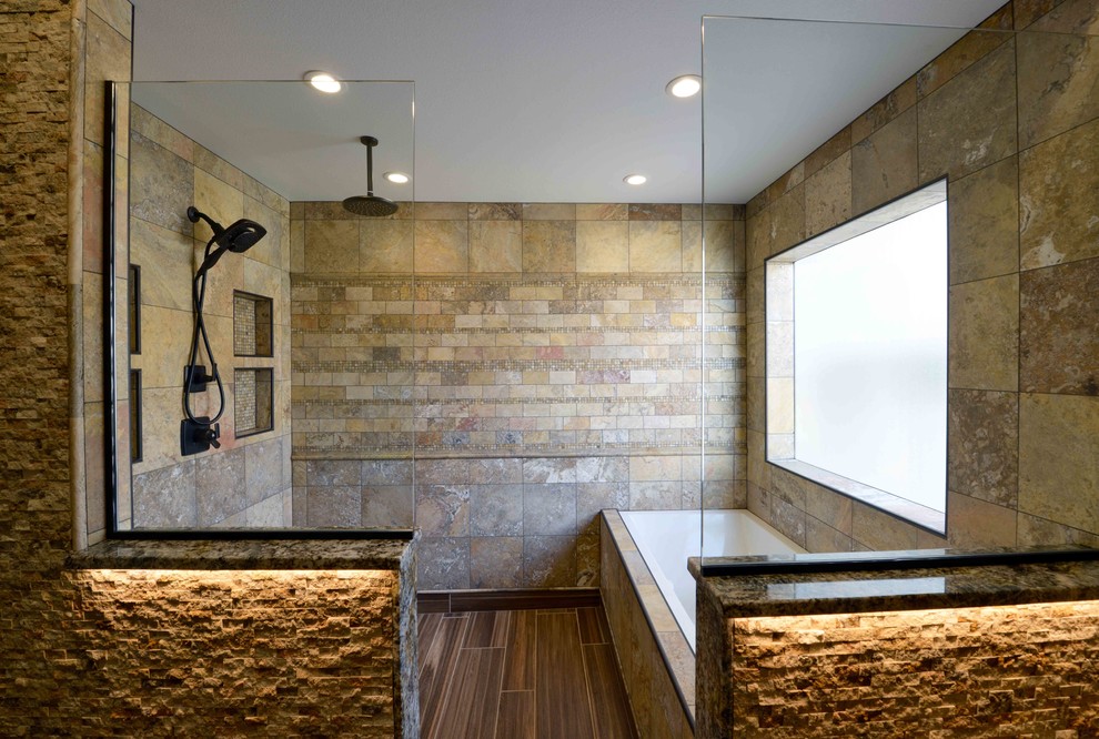 他の地域にある広いラスティックスタイルのおしゃれなマスターバスルーム (アルコーブ型浴槽、シャワー付き浴槽	、一体型トイレ	、マルチカラーのタイル、石タイル、ベージュの壁、ラミネートの床、御影石の洗面台) の写真