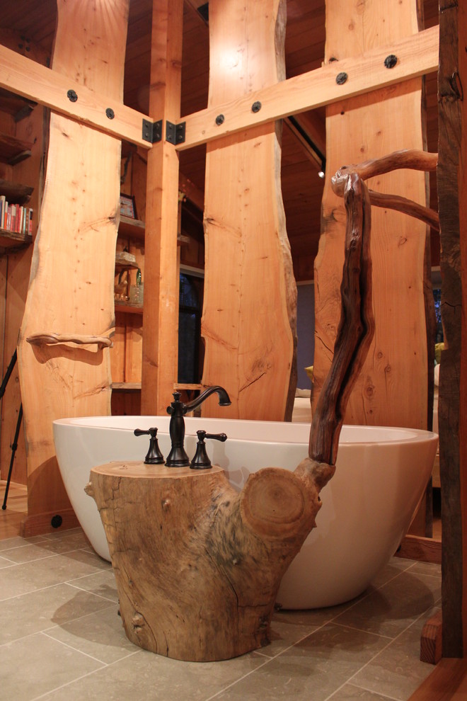 Ispirazione per una stanza da bagno bohémian di medie dimensioni con vasca freestanding, piastrelle verdi, piastrelle in pietra e pavimento in pietra calcarea