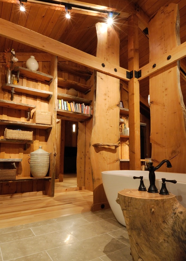 Foto de cuarto de baño rural de tamaño medio con bañera exenta, baldosas y/o azulejos verdes, baldosas y/o azulejos de piedra y suelo de piedra caliza