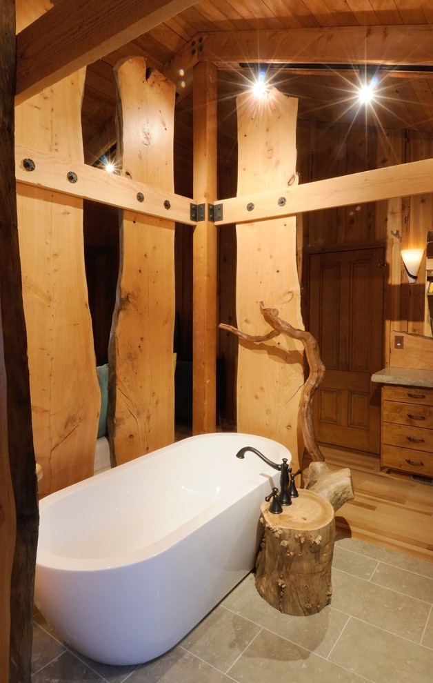 Imagen de cuarto de baño bohemio de tamaño medio con bañera exenta, baldosas y/o azulejos verdes, baldosas y/o azulejos de piedra y suelo de piedra caliza