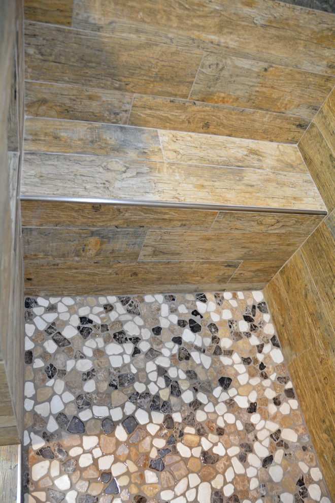 Idéer för mellanstora rustika grått en-suite badrum, med luckor med upphöjd panel, skåp i ljust trä, en dusch i en alkov, en toalettstol med separat cisternkåpa, brun kakel, keramikplattor, beige väggar, klinkergolv i keramik, ett integrerad handfat, marmorbänkskiva, brunt golv och dusch med gångjärnsdörr