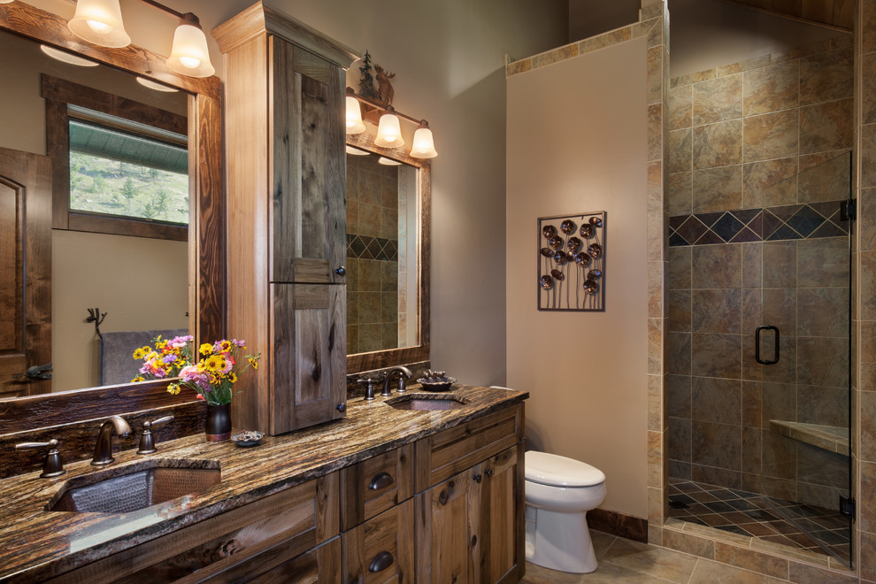 Modelo de cuarto de baño rústico con puertas de armario de madera oscura, ducha empotrada, baldosas y/o azulejos multicolor y paredes beige