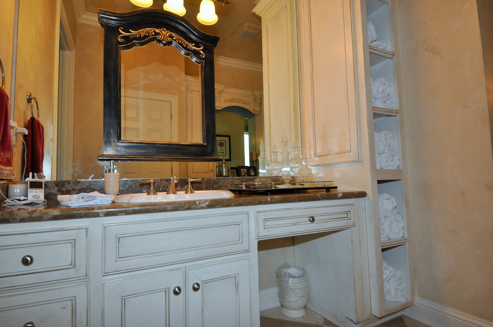 Immagine di una stanza da bagno padronale rustica di medie dimensioni con ante lisce, ante con finitura invecchiata, top in granito, doccia doppia, WC sospeso e pavimento in travertino