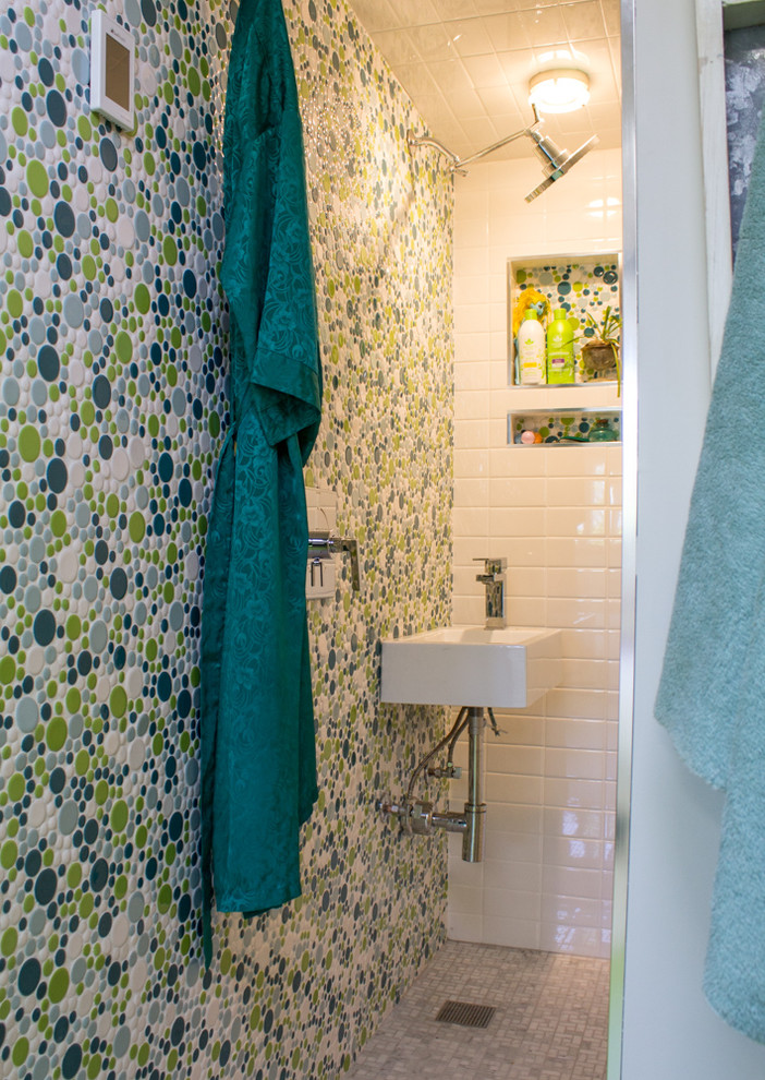 На фото: маленькая ванная комната в стиле шебби-шик с открытым душем, разноцветной плиткой, керамогранитной плиткой, разноцветными стенами, полом из керамогранита, душевой кабиной, подвесной раковиной и открытым душем для на участке и в саду