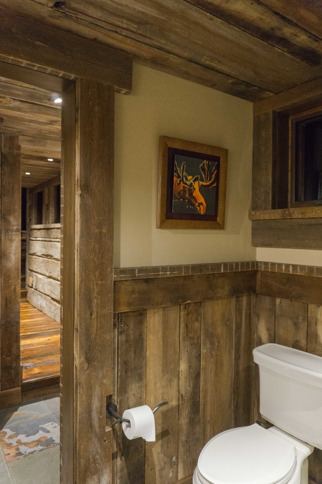 Foto di una stanza da bagno con doccia rustica con doccia ad angolo, piastrelle multicolore, piastrelle in pietra, pavimento in ardesia, lavabo rettangolare e top in legno
