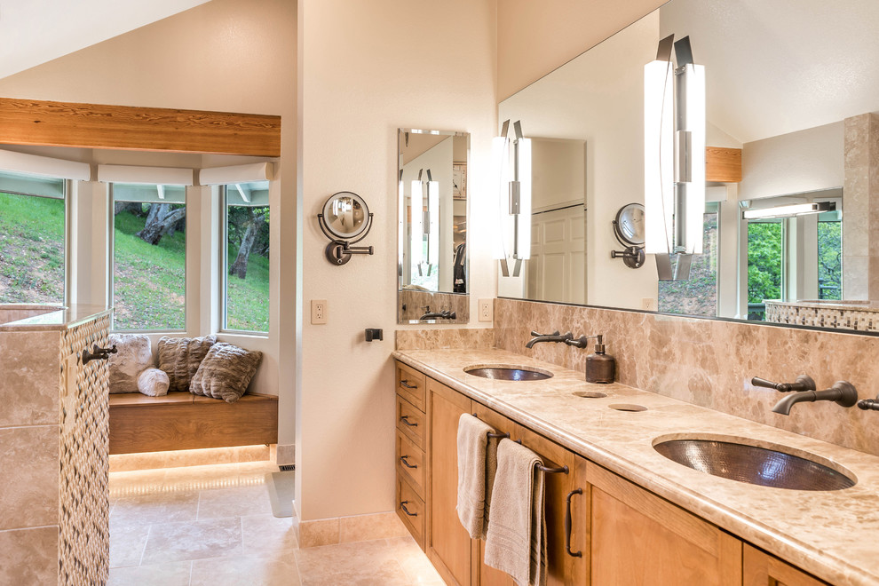 Foto på ett stort rustikt en-suite badrum, med luckor med infälld panel, skåp i mellenmörkt trä, en dusch i en alkov, brun kakel, stenkakel, beige väggar, marmorgolv, ett undermonterad handfat och marmorbänkskiva