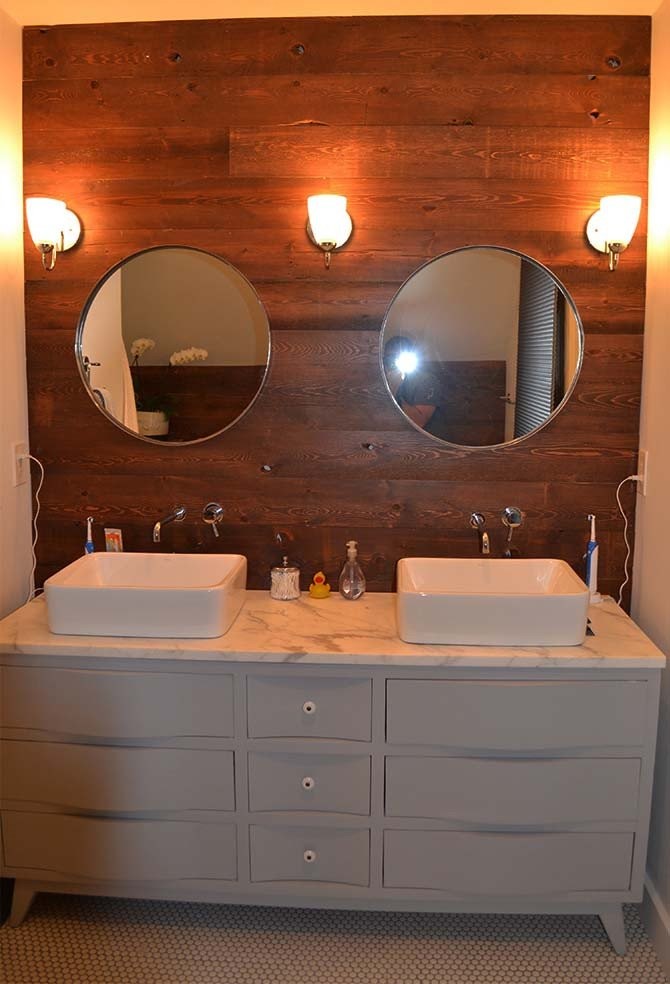 Idéer för att renovera ett mellanstort rustikt en-suite badrum, med släta luckor, vita skåp, vit kakel, porslinskakel, vita väggar, klinkergolv i porslin, ett fristående handfat och marmorbänkskiva