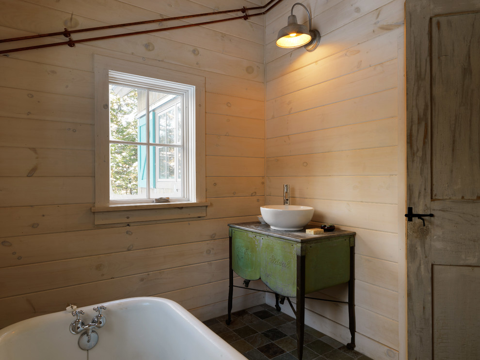 Idéer för ett mellanstort rustikt badrum med dusch, med ett fristående handfat, möbel-liknande, ett badkar med tassar, skåp i slitet trä, bänkskiva i rostfritt stål, svart kakel, stenkakel, beige väggar och skiffergolv