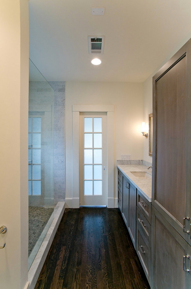 Idéer för att renovera ett rustikt en-suite badrum, med ett undermonterad handfat, luckor med infälld panel, gröna skåp, marmorbänkskiva, en dusch i en alkov, en toalettstol med separat cisternkåpa, flerfärgad kakel, stenkakel, vita väggar och mörkt trägolv