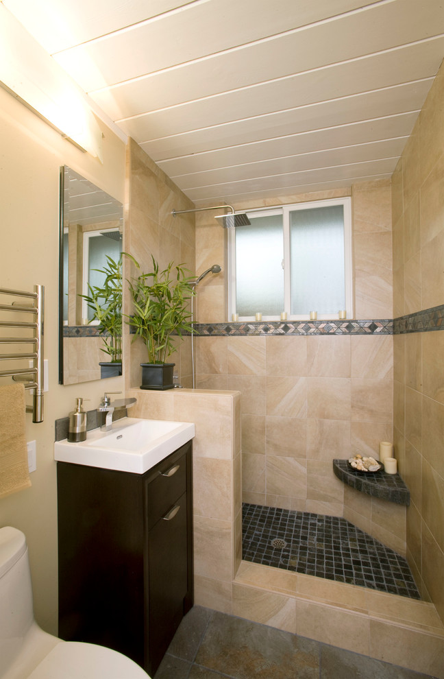 На фото: маленькая детская ванная комната в стиле неоклассика (современная классика) с плоскими фасадами, черными фасадами, душем в нише, унитазом-моноблоком, коричневой плиткой, керамогранитной плиткой, бежевыми стенами, полом из керамогранита, монолитной раковиной, серым полом, шторкой для ванной, тумбой под одну раковину, напольной тумбой, потолком из вагонки и нишей для на участке и в саду