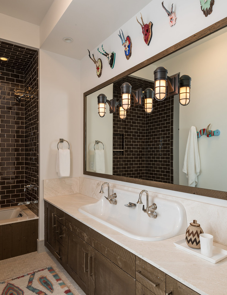 Exemple d'une salle de bain montagne en bois brun pour enfant avec un placard à porte plane, une baignoire encastrée, un combiné douche/baignoire, un carrelage marron, un carrelage métro, un mur blanc et une grande vasque.